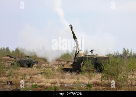 Les soldats de l'armée américaine affectés à la batterie Alpha « Hotsteel », 1er bataillon, 82e régiment d'artillerie de campagne, 1re brigade blindée, 1re division de cavalerie, exécutent une mission de tir lors de l'exercice Flaming Thunder au Camp Herkus, Lituanie, 25 septembre 2024. L'exercice Flaming Thunder était un exercice multinational utilisant la cellule lituanienne d'intégration aérienne au sol pour fournir une létalité maximale des feux indirects. La mission de la 1re Division de cavalerie est de s’engager dans des entraînements et des exercices multinationaux à travers le continent, renforçant l’interopérabilité avec les alliés de l’OTAN et la sécurité régionale par Banque D'Images