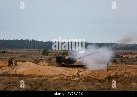 Les soldats de l'armée américaine affectés à la batterie Alpha « Hotsteel », 1er bataillon, 82e régiment d'artillerie de campagne, 1re brigade blindée, 1re division de cavalerie, exécutent une mission de tir lors de l'exercice Flaming Thunder au Camp Herkus, Lituanie, 25 septembre 2024. Comme une tradition d'artillerie du premier tir tiré dans le pays pour cet équipage de Paladin, ils ont tiré de l'extérieur du véhicule avec une corde de 50 pieds appelée «tirer la queue». La mission de la 1re Division de cavalerie est de s’engager dans des entraînements et des exercices multinationaux à travers le continent, renforçant ainsi l’interopérabilité avec les alliés de l’OTAN et regio Banque D'Images