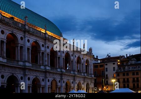 Vue sur le coucher du soleil de la Basilique Palladiana sur la Piazza dei Signori dans la ville de Vicence. Le bâtiment a été construit au XVe siècle Banque D'Images