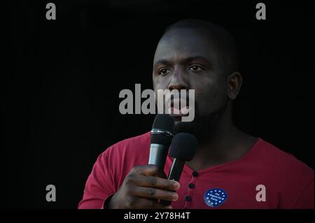 LONDRES, ROYAUME-UNI. 28 septembre 2024. Conférencière Femi Oluwole militante politique britannique au troisième rassemblement du NRM se tiendra sur Parliament Square à Londres, au Royaume-Uni. Les militants soutiennent que le Brexit a été un échec dû au fait que le voisin de la Grande-Bretagne est en Europe, pas en Amérique. Les militants soutiennent que le Royaume-Uni rejoindra le rassemblement de l'Union européenne sur Parliament Square à Londres, au Royaume-Uni. (Photo de 李世惠/Voir Li/Picture Capital) crédit : Voir Li/Picture Capital/Alamy Live News Banque D'Images