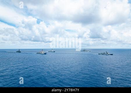 Navires de la marine philippine BRP Antonio Luna, BRP Emilio Jacinto, navire de la Force d'autodéfense maritime japonaise JS Sazanami, navire de la marine américaine USS Howard, navire de la marine royale néo-zélandaise HMNZS Aotearoa et navire de la marine royale australienne HMAS Sydney naviguent en formation au cours d'une activité de coopération maritime en mer de Chine méridionale. *** Local Caption *** Une activité de coopération maritime multilatérale (ACM) a eu lieu au large des côtes du nord de Luçon dans la zone économique exclusive des Philippines le 28 septembre 2024. L'activité comprenait le navire de la Royal Australian Navy HMAS Sydney avec son hélicoptère embarqué, un Royal Banque D'Images