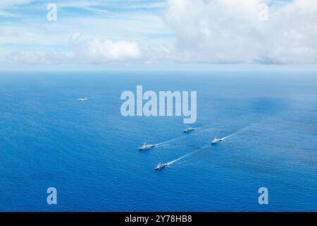 Un avion P-8A Poseidon de la Royal Australian Air Force survole les navires de la marine philippine BRP Antonio Luna, BRP Emilio Jacinto, le navire de la Force d'autodéfense maritime japonaise JS Sazanami, le navire de la marine américaine USS Howard, le navire de la marine royale néo-zélandaise HMNZS Aotearoa et le navire de la marine royale australienne HMAS Sydney au cours d'une activité de coopération maritime en mer de Chine méridionale. *** Local Caption *** Une activité de coopération maritime multilatérale (ACM) a eu lieu au large des côtes du nord de Luçon dans la zone économique exclusive des Philippines le 28 septembre 2024. L'activité comprenait la Royal Australian Navy Banque D'Images