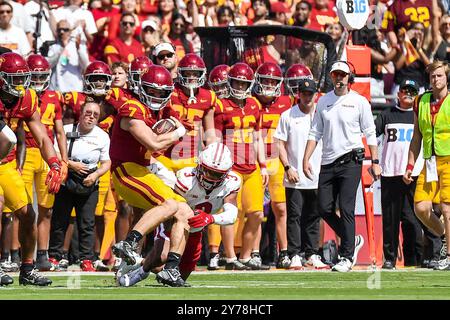 Los Angeles, CA. 28 septembre 2024. Miller Moss (7), quarterback des Trojans de l'USC, est en action dans le premier quart-temps lors du match de football de la NCAA entre les Badgers du Wisconsin et les Trojans de l'USC au Coliseum de Los Angeles, en Californie. Crédit photo obligatoire : Louis Lopez/Cal Sport Media/Alamy Live News Banque D'Images