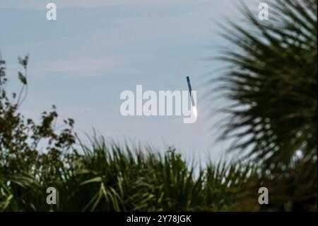 Cap Canaveral (États-Unis d'Amérique). 28 septembre 2024. Un propulseur d'appoint SpaceX Falcon 9 descend pour atterrir après son lancement à la Station spatiale de Cape Canaveral, le 28 septembre 2024 à Cape Canaveral, en Floride. Le propulseur a transporté le premier astronaute de la Force spatiale américaine, Col. Nick Hague, dans un vaisseau spatial Crew Dragon jusqu'à la Station spatiale internationale. Crédit : A1C Spencer Contreras/US Space Force/Alamy Live News Banque D'Images