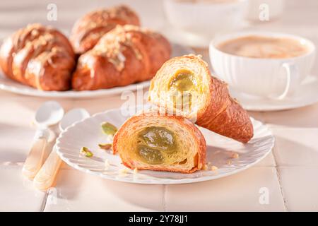 Croissants faits maison et chauds à la pistache comme collation française. Snack sucré populaire. Banque D'Images