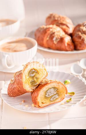 Croissants faits maison et chauds à la pistache pour le petit déjeuner cuisine sucrée française. Banque D'Images
