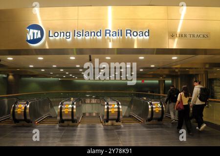 New York, États-Unis. 27 septembre 2024. Les gens prennent les escaliers mécaniques dans la section long Island Rail Road du Grand Central terminal à Manhattan, New York. (Photo de Jimin Kim/SOPA images/SIPA USA) crédit : SIPA USA/Alamy Live News Banque D'Images