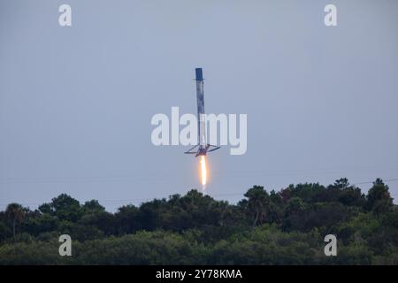 Cap Canaveral (États-Unis d'Amérique). 28 septembre 2024. Un propulseur d'appoint SpaceX Falcon 9 descend pour atterrir après son lancement à la Station spatiale de Cape Canaveral, le 28 septembre 2024 à Cape Canaveral, en Floride. La fusée a transporté le premier astronaute de l'US Space Force, Col. Nick Hague, avec le cosmonaute de Roscosmos Alexandr Gorbunov jusqu'à la Station spatiale internationale. Crédit : Kim Shiflett/NASA photo/Alamy Live News Banque D'Images