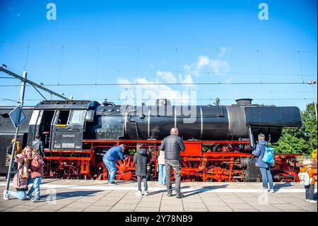 Nimègue, pays-Bas. 28 septembre 2024. On voit des gens prendre des photos à côté de la locomotive. Pendant toute la journée, deux grandes locomotives à vapeur allemandes, une Baureihe 50 et une Baureihe 23, faisaient la navette entre Nimègue et Den Bosch. Il s'agit d'une initiative de l'organisation Het Stoomgenootschap (Société de vapeur). (Photo par Ana Fernandez/SOPA images/SIPA USA) crédit : SIPA USA/Alamy Live News Banque D'Images