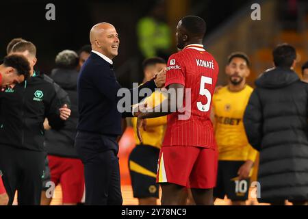 Wolverhampton, Royaume-Uni. 28 septembre 2024. Le manager de Liverpool, Arne Slot, célèbre avec Ibrahima Konate de Liverpool lors du match de Wolverhampton Wanderers FC contre Liverpool FC English premier League au Molineux Stadium, Wolverhampton, Angleterre, Royaume-Uni le 28 septembre 2024 Credit : Every second Media/Alamy Live News Banque D'Images