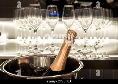 Bouteille et verres attendant la fête. Banque D'Images