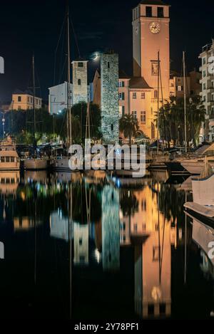 Le port médiéval de Savone, avec ses vieilles tours la nuit. Banque D'Images