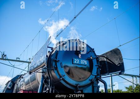 Nimègue, pays-Bas. 28 septembre 2024. En savoir plus sur la locomotive allemande. Pendant toute la journée, deux grandes locomotives à vapeur allemandes, une Baureihe 50 et une Baureihe 23, faisaient la navette entre Nimègue et Den Bosch. Il s'agit d'une initiative de l'organisation Het Stoomgenootschap (Société de vapeur). (Crédit image : © Ana Fernandez/SOPA images via ZUMA Press Wire) USAGE ÉDITORIAL SEULEMENT! Non destiné à UN USAGE commercial ! Banque D'Images