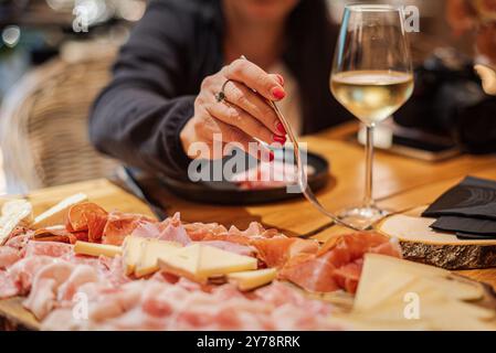 Apéritif élégant autour d'un immense plateau de charcuterie. Banque D'Images