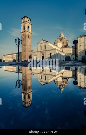 La cathédrale de Turin est reliée au Palais Royal par la chapelle du Saint Suaire. Banque D'Images