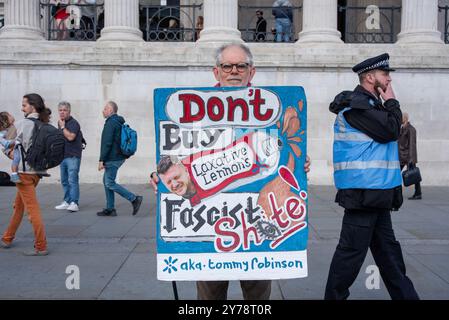 Londres, Royaume-Uni. 28 septembre 2024. Un manifestant antifasciste tient une pancarte devant la Galerie nationale pendant la manifestation. Stand Up to Racism a organisé des contre-manifestations dans huit villes (Londres, Liverpool, Derby, Portsmouth, Swansea, Leeds, Nottingham et Ipswich) au Royaume-Uni contre les groupes d'extrême droite. Le rassemblement d'extrême droite s'appelait « unir le Royaume ». Crédit : SOPA images Limited/Alamy Live News Banque D'Images
