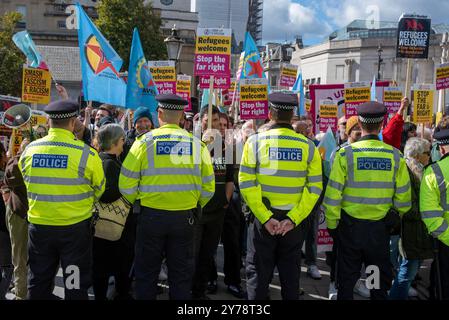 Londres, Royaume-Uni. 28 septembre 2024. Des policiers se tiennent devant les antifascistes lors de la manifestation à Trafalgar Square. Stand Up to Racism a organisé des contre-manifestations dans huit villes (Londres, Liverpool, Derby, Portsmouth, Swansea, Leeds, Nottingham et Ipswich) au Royaume-Uni contre les groupes d'extrême droite. Le rassemblement d'extrême droite s'appelait « unir le Royaume ». Crédit : SOPA images Limited/Alamy Live News Banque D'Images