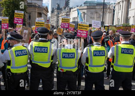 Londres, Royaume-Uni. 28 septembre 2024. Des policiers se tiennent devant les antifascistes lors de la contre-manifestation sur la place Trafalgar. Stand Up to Racism a organisé des contre-manifestations dans huit villes (Londres, Liverpool, Derby, Portsmouth, Swansea, Leeds, Nottingham et Ipswich) au Royaume-Uni contre les groupes d'extrême droite. Le rassemblement d'extrême droite s'appelait « unir le Royaume ». Crédit : SOPA images Limited/Alamy Live News Banque D'Images