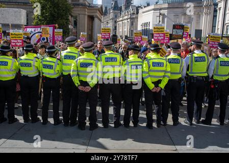 Londres, Royaume-Uni. 28 septembre 2024. Des policiers font la queue pour garder la distance entre l’extrême droite et les antifascistes sur la place Trafalgar pendant la manifestation. Stand Up to Racism a organisé des contre-manifestations dans huit villes (Londres, Liverpool, Derby, Portsmouth, Swansea, Leeds, Nottingham et Ipswich) au Royaume-Uni contre les groupes d'extrême droite. Le rassemblement d'extrême droite s'appelait « unir le Royaume ». (Photo de Krisztian Elek/SOPA images/SIPA USA) crédit : SIPA USA/Alamy Live News Banque D'Images