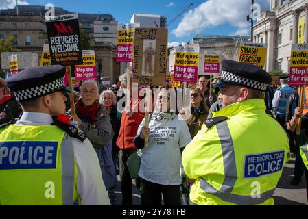 Londres, Royaume-Uni. 28 septembre 2024. Les manifestants antifascistes tiennent des pancartes pendant la contre-manifestation à Trafalgar Square. Stand Up to Racism a organisé des contre-manifestations dans huit villes (Londres, Liverpool, Derby, Portsmouth, Swansea, Leeds, Nottingham et Ipswich) au Royaume-Uni contre les groupes d'extrême droite. Le rassemblement d'extrême droite s'appelait « unir le Royaume ». (Photo de Krisztian Elek/SOPA images/SIPA USA) crédit : SIPA USA/Alamy Live News Banque D'Images