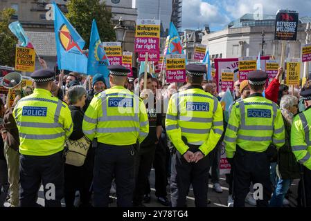 Londres, Royaume-Uni. 28 septembre 2024. Des policiers se tiennent devant les antifascistes lors de la manifestation à Trafalgar Square. Stand Up to Racism a organisé des contre-manifestations dans huit villes (Londres, Liverpool, Derby, Portsmouth, Swansea, Leeds, Nottingham et Ipswich) au Royaume-Uni contre les groupes d'extrême droite. Le rassemblement d'extrême droite s'appelait « unir le Royaume ». (Photo de Krisztian Elek/SOPA images/SIPA USA) crédit : SIPA USA/Alamy Live News Banque D'Images