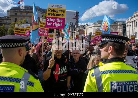 Londres, Royaume-Uni. 28 septembre 2024. Des policiers se tiennent devant les antifascistes lors de la contre-manifestation sur la place Trafalgar. Stand Up to Racism a organisé des contre-manifestations dans huit villes (Londres, Liverpool, Derby, Portsmouth, Swansea, Leeds, Nottingham et Ipswich) au Royaume-Uni contre les groupes d'extrême droite. Le rassemblement d'extrême droite s'appelait « unir le Royaume ». (Photo de Krisztian Elek/SOPA images/SIPA USA) crédit : SIPA USA/Alamy Live News Banque D'Images