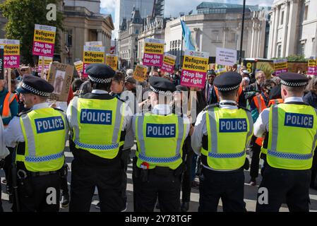 Londres, Royaume-Uni. 28 septembre 2024. Des policiers se tiennent devant les antifascistes lors de la contre-manifestation sur la place Trafalgar. Stand Up to Racism a organisé des contre-manifestations dans huit villes (Londres, Liverpool, Derby, Portsmouth, Swansea, Leeds, Nottingham et Ipswich) au Royaume-Uni contre les groupes d'extrême droite. Le rassemblement d'extrême droite s'appelait « unir le Royaume ». (Photo de Krisztian Elek/SOPA images/SIPA USA) crédit : SIPA USA/Alamy Live News Banque D'Images