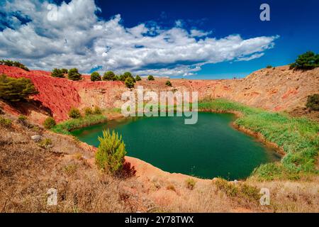 Les couleurs spectaculaires de la carrière de bauxite dans les environs d'Otrante, province de Lecce dans les Pouilles, Italie. Banque D'Images