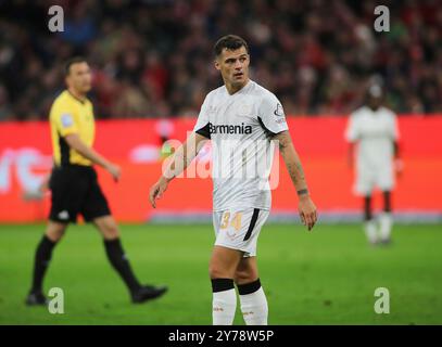 München, Deutschland 28. Septembre 2024 : Fussball, Herren, Bundesliga, saison 2024/2025, FC Bayern München - Bayer 04 Leverkusen, Allianz Arena granit Xhaka (Bayer 04 Leverkusen) mit Blick nach links DFB, DFL la réglementation interdit toute utilisation de photographies comme séquences d'images et/ou quasi-vidéo Banque D'Images