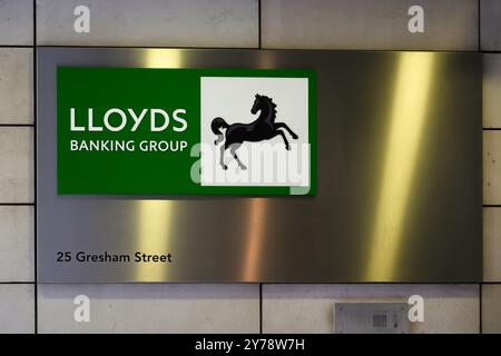 Londres, Royaume-Uni - 18 septembre 2024 ; signe au siège social de Lloyds Banking Group 25 Gresham Street avec le logo de la marque Banque D'Images