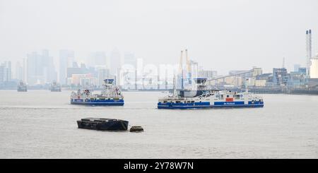 Londres, Royaume-Uni - 19 septembre 2024 ; deux bateaux de ferry de Woolwich Ferry dans l'est de Londres passent un matin brumeux Banque D'Images