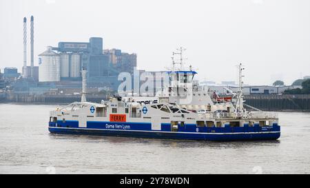 Londres, Royaume-Uni - 20 septembre 2024 ; Woolwich car ferry traversant la Tamise avec le bateau Dame Vera Lynn Banque D'Images