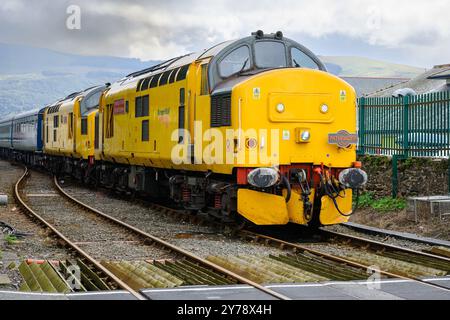 Barmouth, pays de Galles, Royaume-Uni - 12 septembre 2024 ; Pathfinder Railtours train d'excursion Cambrian Coast Express avec deux moteurs 97/3 Banque D'Images