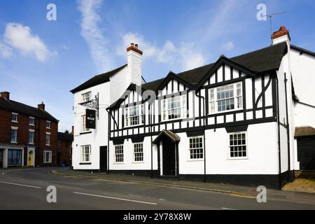 Hodnet, Shropshire, Royaume-Uni - 16 septembre 2024 ; The Bear Inn une auberge de coaching en bois noir et blanc du XVIe siècle Banque D'Images