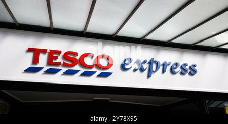 Llandudno, pays de Galles, Royaume-Uni - 17 septembre 2024 ; panneau bleu et rouge Tesco Express dépanneur en gros plan Banque D'Images