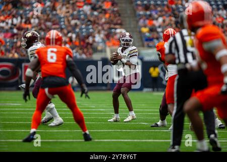 Houston, Texas, États-Unis. 28 septembre 2024. Le quarterback de l'État du Texas JORDAN MCCLOUD (3) cherche un receveur pendant le match de samedi, au NRG Stadium de Houston, Texas. (Crédit image : © Domenic Grey/ZUMA Press Wire) USAGE ÉDITORIAL SEULEMENT! Non destiné à UN USAGE commercial ! Banque D'Images