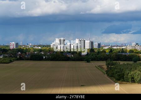 Berlin, Allemagne 2024 : Gropiusstadt est un grand lotissement construit par Walter Gropius avec 18 500 appartements. Banque D'Images