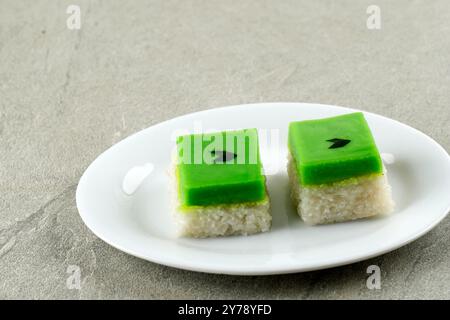 Kuih Seri Muka ou Talam Ketan, riz collant avec noix de coco Pandan Custard sur le dessus Banque D'Images