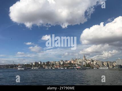 Vue panoramique magnifique côte Karakoy et derrière la Tour Galata à Istanbul, Turquie. Banque D'Images