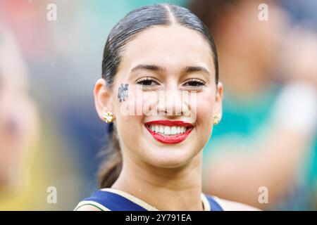 South Bend, Indiana, États-Unis. 28 septembre 2024. Cheerleader de notre Dame lors d'un match de football NCAA entre les Cardinals de Louisville et les Fighting Irish de notre Dame au stade notre Dame de South Bend, Indiana. John Mersits/CSM/Alamy Live News Banque D'Images