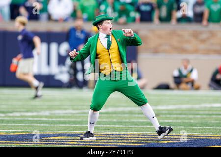 South Bend, Indiana, États-Unis. 28 septembre 2024. Notre Dame Leprechaun lors d'un match de football NCAA entre les Cardinals de Louisville et les notre Dame Fighting Irish au notre Dame Stadium de South Bend, Indiana. John Mersits/CSM/Alamy Live News Banque D'Images