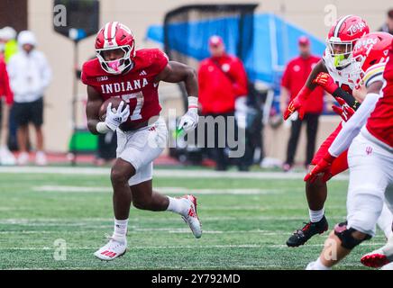 Bloomington, États-Unis. 28 septembre 2024. BLOOMINGTON, INDIANA - SEPTEMBRE 28 : Indiana Hoosiers Running back Ty son Lawton (17 ans) porte le ballon contre le Maryland lors d'un match de football NCAA le 28 septembre 2024 au Memorial Stadium de Bloomington, Indiana. ( Credit : Jeremy Hogan/Alamy Live News Banque D'Images