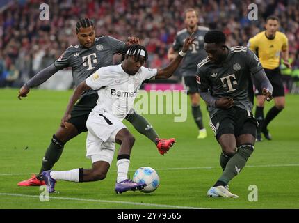 Munich, Allemagne. 28 septembre 2024. JEREMIE Frimpong (2ème l) de Leverkusen contrôle le ballon Munich lors du match de première division de Bundesliga entre le Bayern Munich et le Bayer 04 Leverkusen à Munich, Allemagne, le 28 septembre 2024. Crédit : Philippe Ruiz/Xinhua/Alamy Live News Banque D'Images