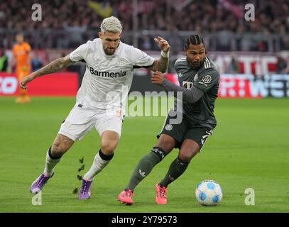 Munich, Allemagne. 28 septembre 2024. Robert Andrich (G) de Leverkusen affronte Serge Gnabry du Bayern Munich lors du match de première division de Bundesliga entre le Bayern Munich et le Bayer 04 Leverkusen à Munich, Allemagne, le 28 septembre 2024. Crédit : Philippe Ruiz/Xinhua/Alamy Live News Banque D'Images