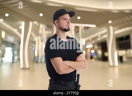 Portrait d'un gardien de sécurité confiant dans un centre commercial Banque D'Images