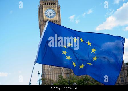 Londres, Royaume-Uni. 28 septembre 2024. Le drapeau de l'Union européenne flotte devant le Big Ben pendant le rallye. Plusieurs centaines de personnes ont participé à la marche annuelle Rejoin eu dans le centre de Londres. Les manifestants appellent le Royaume-Uni à rejoindre l'Union européenne qu'il a quittée en 2020. Crédit : SOPA images Limited/Alamy Live News Banque D'Images