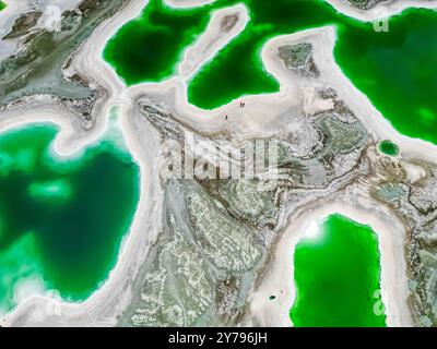 Vue de dessus sur les piscines émeraude du lac Dachaidan à Qinghai, Chine, espace de copie pour le texte, aérien, fond drone prise Banque D'Images