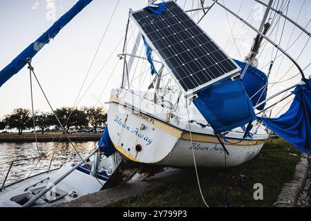 Davis Island, Floride, États-Unis. 28 septembre 2024. Les bateaux qui étaient ancrés au Davis Island Yacht Club se sont échoués et se sont écrasés dans le stationnement de l'aéroport Peter O. Knight sur l'île Davis à la suite d'une onde de tempête record causée par L'OURAGAN HELENE. (Crédit image : © Dave Decker/ZUMA Press Wire) USAGE ÉDITORIAL SEULEMENT! Non destiné à UN USAGE commercial ! Crédit : ZUMA Press, Inc/Alamy Live News Banque D'Images