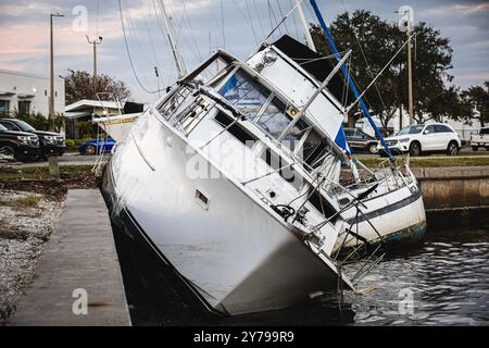 Davis Island, Floride, États-Unis. 28 septembre 2024. Les bateaux qui étaient ancrés au Davis Island Yacht Club se sont échoués et se sont écrasés dans le stationnement de l'aéroport Peter O. Knight sur l'île Davis à la suite d'une onde de tempête record causée par L'OURAGAN HELENE. (Crédit image : © Dave Decker/ZUMA Press Wire) USAGE ÉDITORIAL SEULEMENT! Non destiné à UN USAGE commercial ! Crédit : ZUMA Press, Inc/Alamy Live News Banque D'Images