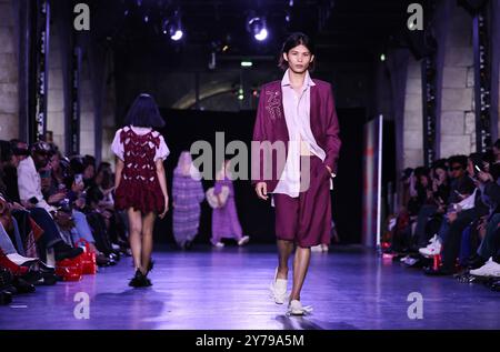 Paris, France. 27 septembre 2024. Des mannequins présentent les créations des collections Vivienne Tam printemps/été 2025 lors de la Fashion week à Paris, France, 27 septembre 2024. Crédit : Gao Jing/Xinhua/Alamy Live News Banque D'Images